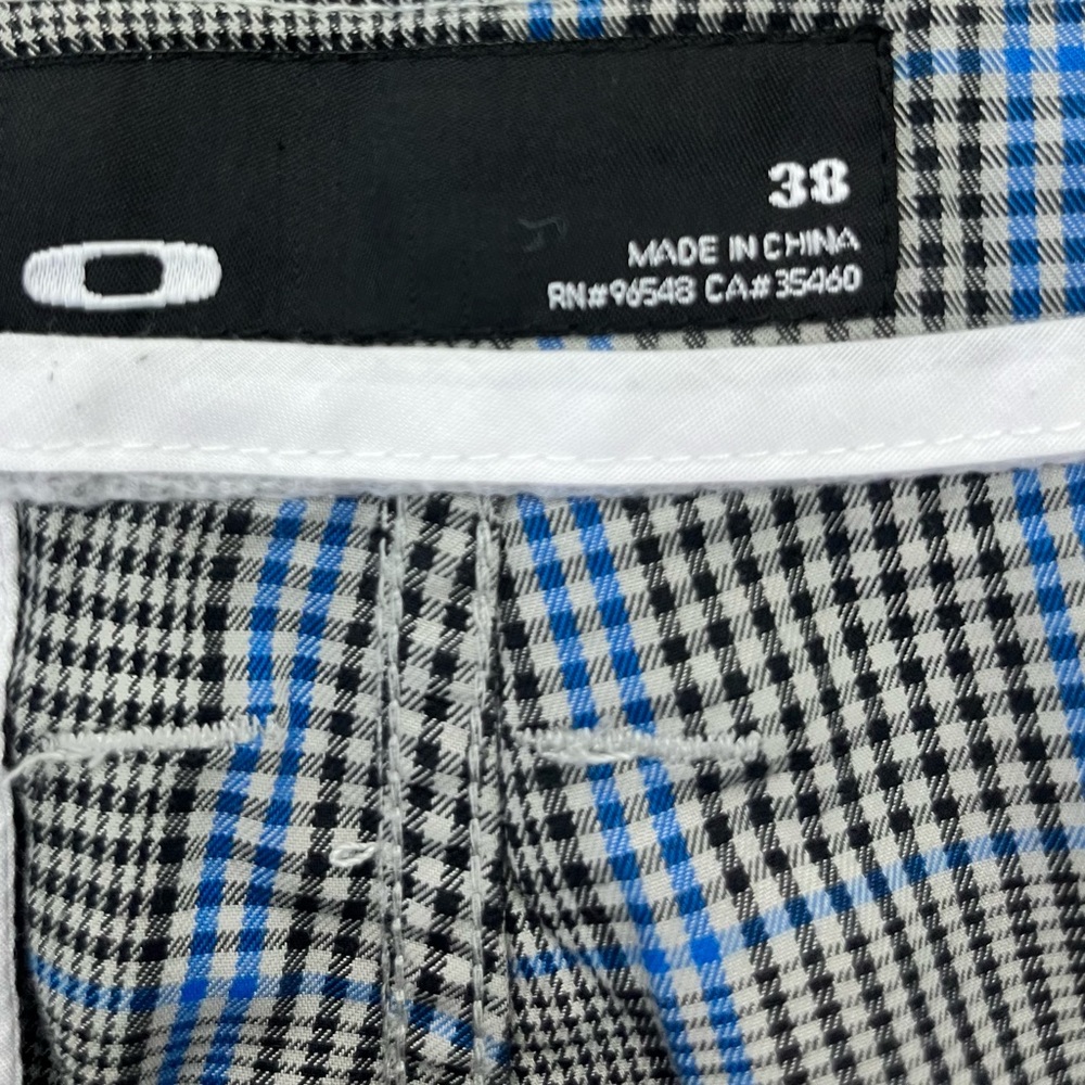 Oakley brand golf shorts in size 38 - Picture 4 of 5